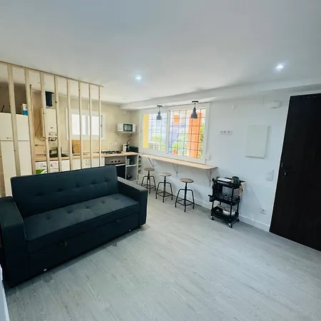 Piso Con Jardin, De Playa Fenals Апартаменты